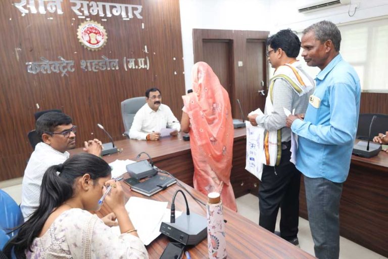 कलेक्टर ने जिले के दूर-दराज क्षेत्रों से आए लोगों की सुनी समस्याएं