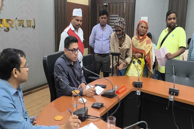 जनसुनवाई में आवेदकों ने कलेक्टर को बताई अपनी समस्याएं