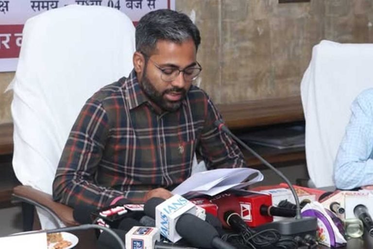 उत्तर बस्तर कांकेर : कलेक्टर ने लंबित कार्यों को जल्द से जल्द पूर्ण करने अधिकारियों को दिए निर्देश