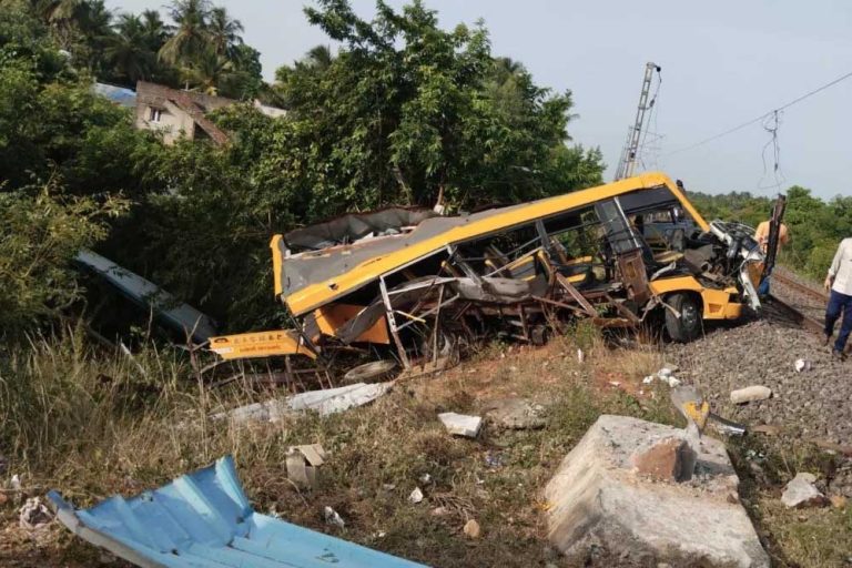 कडलूर जिले में एक दर्दनाक हादसे में एक ट्रेन ने स्कूल वैन को टक्कर मार दी जिसमें तीन बच्चों की जान चली गई और कई घायल