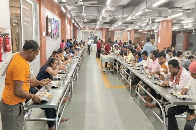 हर सावन सोमवार को महाकाल मंदिर में महाप्रसादी… शुद्ध घी का राजगीरा हलवा, खीर, ड्राई फ्रूट खिचड़ी, मालवा की प्रसिद्ध आमठी