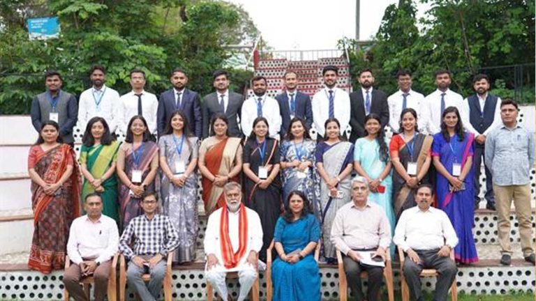 नए पदस्थ अधिकारियों से मिले मंत्री श्री पटेल, जनपद और विकास कार्यों को लेकर हुई चर्चा