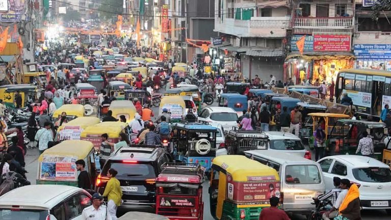 इंदौर शहर की बदहाल ट्रैफिक व्यवस्था को लेकर HC ने सख्ती दिखाई, कलेक्टर, पुलिस आयुक्त को व्यक्तिगत रूप से कोर्ट में उपस्थित होने के लिए कहा