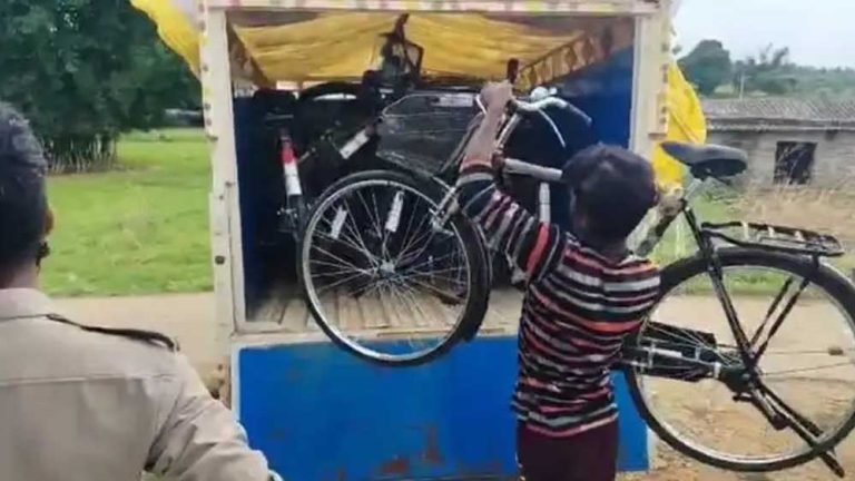 सिंगरौली जिले में छात्रों को बंटने वाली थी साइकिलें, पहले ही प्रिंसिपल ने कर दिया ये कांड, जाने क्या है मामला