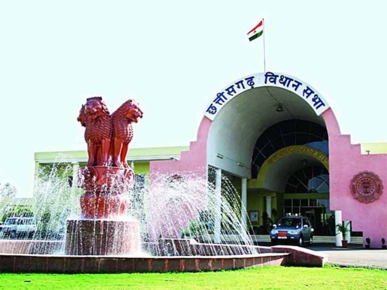 हिरासत विवाद: चैतन्य बघेल के समर्थन में कांग्रेस विधायकों ने किया सदन का बहिष्कार