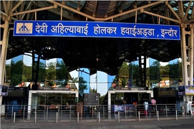 इंदौर एयरपोर्ट के इतिहास में इस साल पहली बार 6 महीने में ही यात्रियों की संख्या 22 लाख को पार कर गई