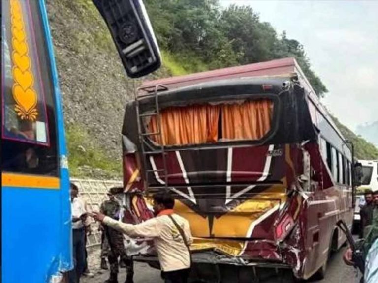 अनियंत्रित ट्रक ने अमरनाथ यात्रियों को मारी टक्कर, घर में जा घुसा