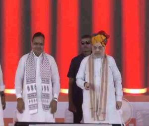 हेलिकॉप्टर उड़ान रद्द, फिर भी नहीं रुके गृह मंत्री, दादिया में सड़क से पहुंचकर बांटे लोन
