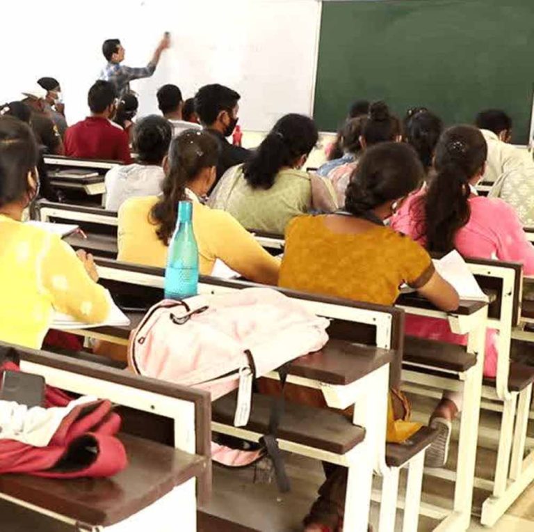 सरकारी स्कूलों में बड़ा बदलाव, यूपी में अब नहीं दिखेगा Blackboard – जानें क्या है नई व्यवस्था