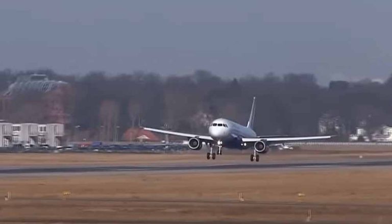 कोलकाता-बैंकॉक बोइंग फ्लाइट में तकनीकी खामी, उड़ान रद्द होने पर भड़के यात्री