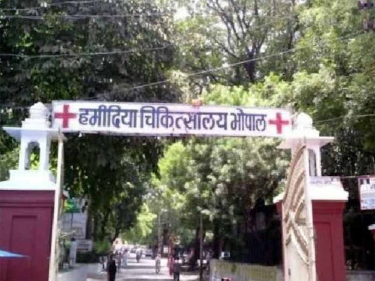 डॉक्टरों ने बिना चीर-फाड़ के रचा कमाल, इशरा को दी नई ज़िंदगी