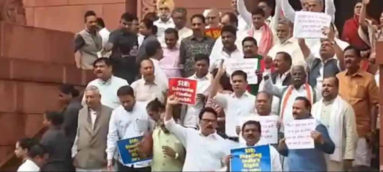 मतदाता सूची मामले ने मचाया सियासी बवाल, संसद की कार्यवाही स्थगित