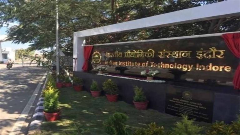 बीटेक स्टूडेंट्स ने रचा इतिहास, IIT इंदौर में 1 करोड़ के पैकेज पाने वाले पांच छात्र