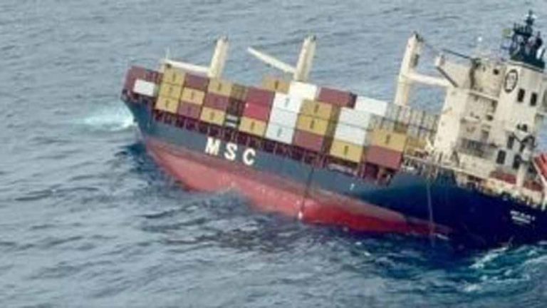 समंदर के बीच जल उठा जहाज, कैमरे में कैद हुआ इंडोनेशिया का खौफनाक मंजर