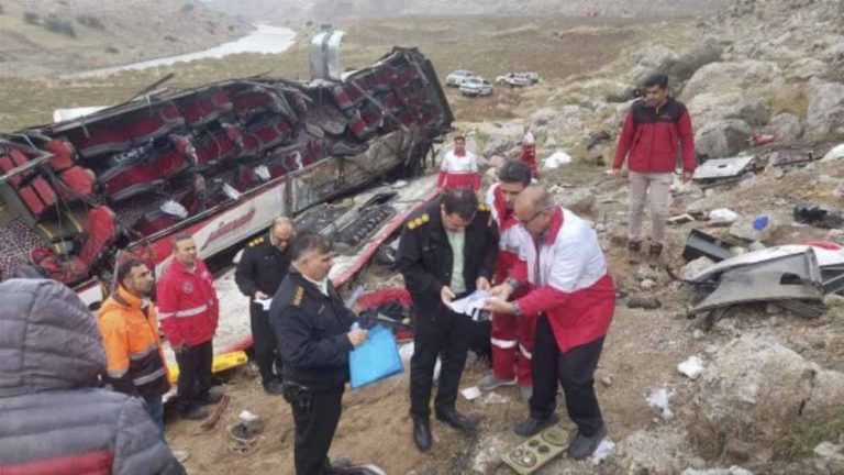 ईरान में भीषण सड़क दुर्घटना, यात्रियों से भरी बस पलटी; 21 की मौत