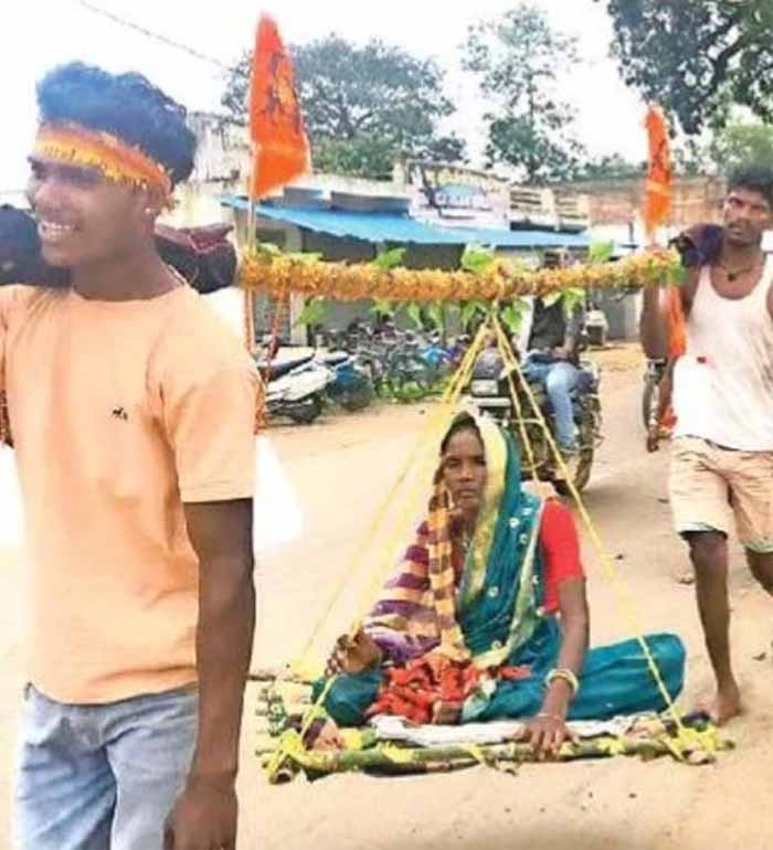 भक्ति और सेवा की मिसाल: बुजुर्ग माता-पिता को खाट पर लेकर भगवान कोटेश्वर का जलाभिषेक