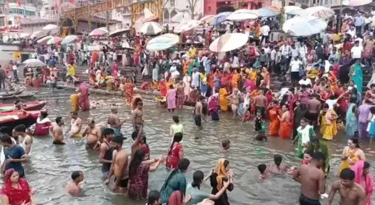 देवशयनी एकादशी: काशी में गंगा स्नान के लिए उमड़े श्रद्धालु, लगाई आस्था की डुबकी
