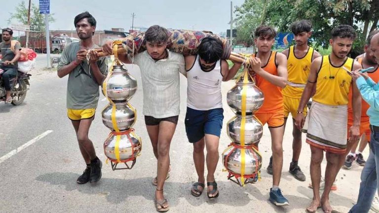 आस्था की मिसाल: कांवड़ यात्रा में शामिल मुस्लिम युवक, कहा- पहले सनातनी, फिर मुस्लिम