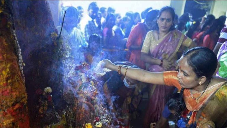 मंदिर परिसर में मचा हंगामा, महिला श्रद्धालुओं पर बरसी लाठियां