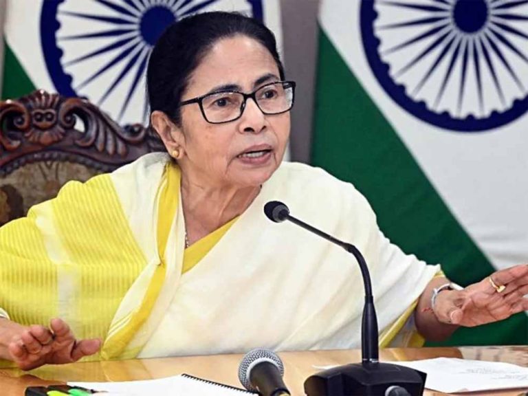 ममता बनर्जी का हमला – असम सरकार कर रही बंगाल के लोगों को परेशान, बताया विदेशी घुसपैठिया
