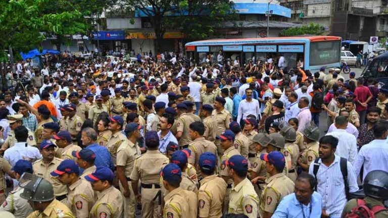 मराठी मुद्दे पर मुंबई में उग्र प्रदर्शन, पकड़े जाने पर भड़का जनसैलाब