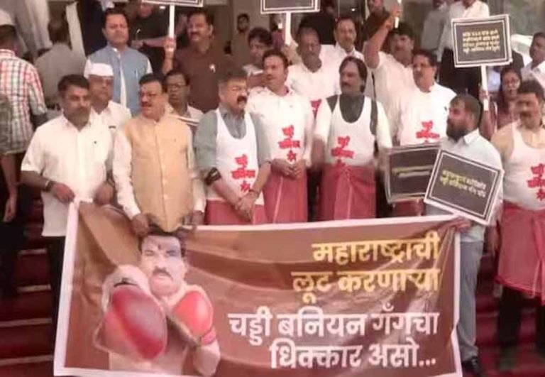 अनोखे अंदाज़ में विरोध: MVA नेता पहुंचे असेंबली बनियान और तौलिया लपेटकर