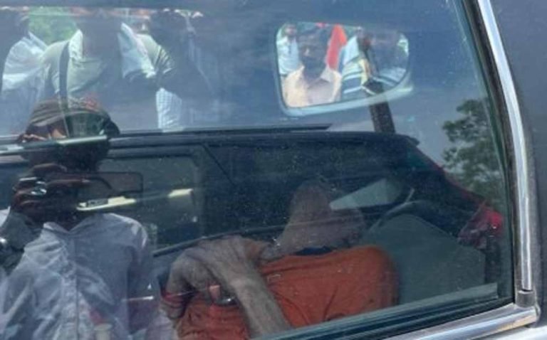 निर्दयता की हद: बुजुर्ग को कार में बांधकर छोड़ गया परिवार, खुद घूमने निकल पड़े