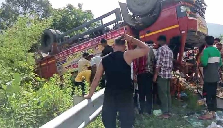 कांवड़ यात्रा में बड़ा हादसा: ट्रक पलटने से 3 श्रद्धालुओं की मौत, 16 घायल