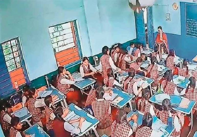 स्कूल की लापरवाही! भोपाल में क्लासरूम की छत का प्लास्टर गिरा, छात्राएं ज़ख्मी