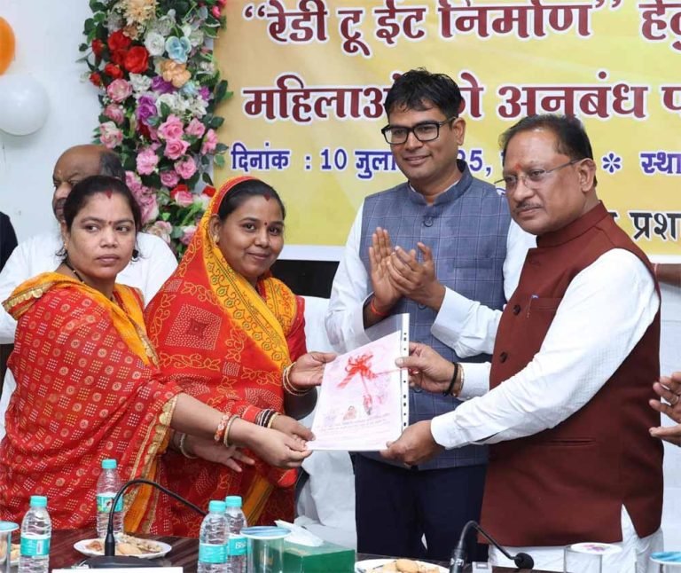 मुख्यमंत्री विष्णुदेव साय ने रेडी टू ईट निर्माण एवं वितरण हेतु रायगढ़ में 10 महिला स्व-सहायता समूहों को सौंपे अनुबंध पत्र