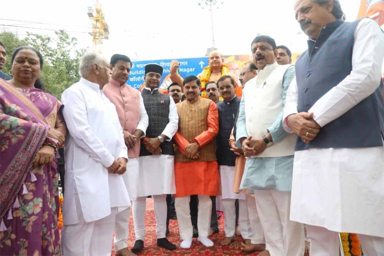 मुख्यमंत्री डॉ. मोहन यादव ने डॉ. श्यामा प्रसाद मुखर्जी की प्रतिमा पर माल्यार्पण कर विनम्र श्रद्धांजलि दी