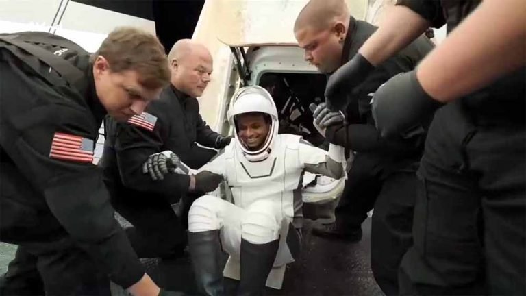 शुभांशु शुक्ला की अंतरिक्ष यात्रा पूरी, यान ने समुद्र में भरी सुरक्षित वापसी