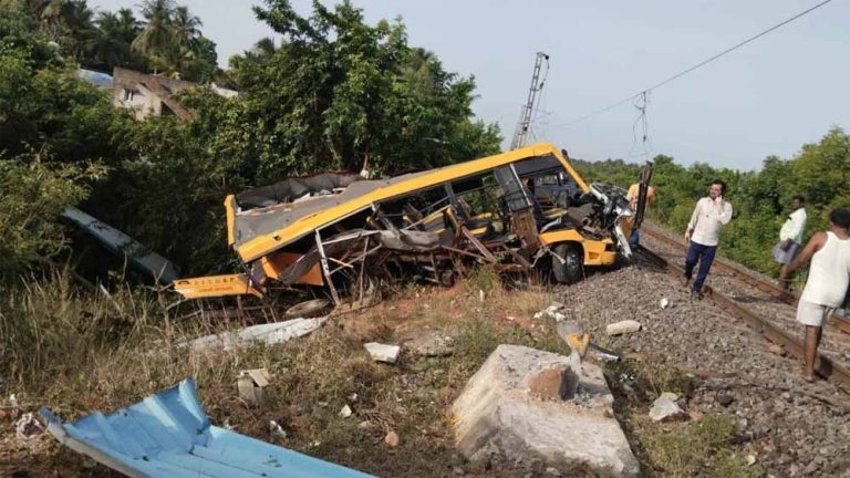 तमिलनाडु के कुड्डालोर जिले में रेलवे ट्रैक पार कर रही स्कूल वैन को ट्रेन ने मारी टक्कर, 3 छात्रों की मौत