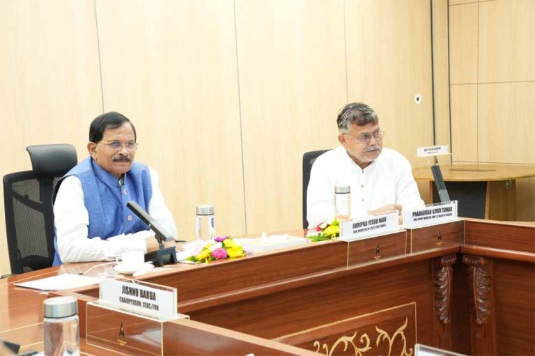 ऊर्जा मंत्री तोमर नई दिल्ली में मंत्रियों के समूह और विद्युत नियामक आयोगों की बैठक में हुए शामिल