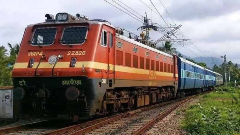भूख से तड़प रही थी बच्ची, रेलवे ने दिखाई मानवता की राह, तुरंत भेजा दूध