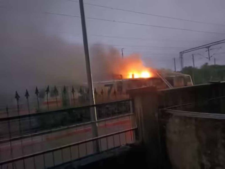 चलती ट्रेन में लगी आग, लोको पायलट की सतर्कता से बची गरीब रथ एक्सप्रेस