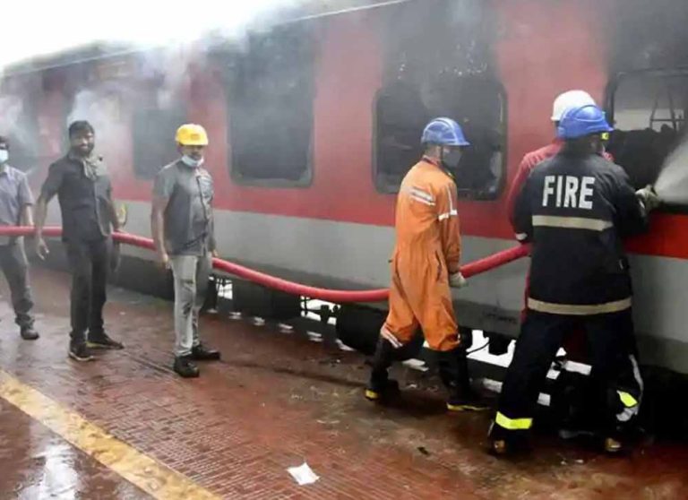 ट्रेन में आग से दहशत, यात्रियों ने लगाई जान बचाने की दौड़ – सुरक्षा इंतजामों पर सवाल