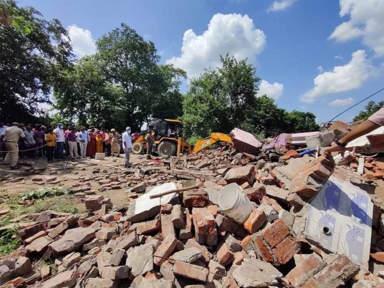 उत्तर प्रदेश में दोहरे हादसे: उन्नाव में विस्फोट, बस्ती में बच्चों की रहस्यमयी मौत