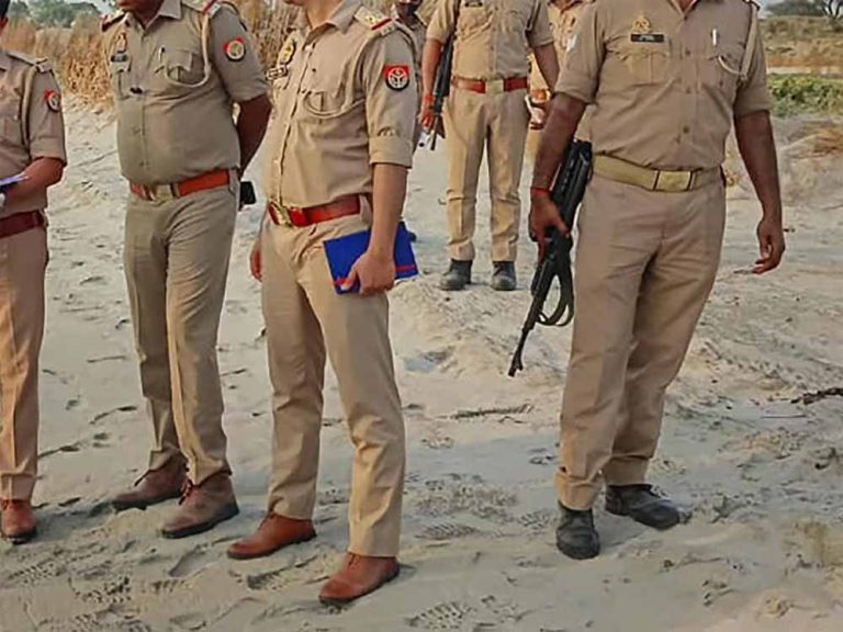 UP पुलिस दरोगा ने मांगा बाइक का कागज, बाइक सवार ने कर दी पिटाई, फाड़ी वर्दी