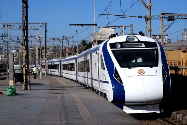 जोरदार बारिश ने वंदे भारत एक्सप्रेस पर लगाया ब्रेक, 7 घंटे तक फंसी रही ट्रेन