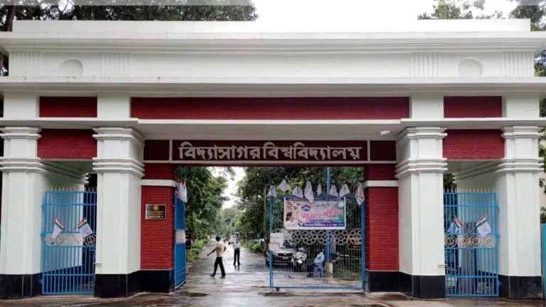 इतिहास के प्रश्नपत्र में स्वतंत्रता सेनानियों को आतंकी कहना पड़ा भारी, यूनिवर्सिटी में हंगामा