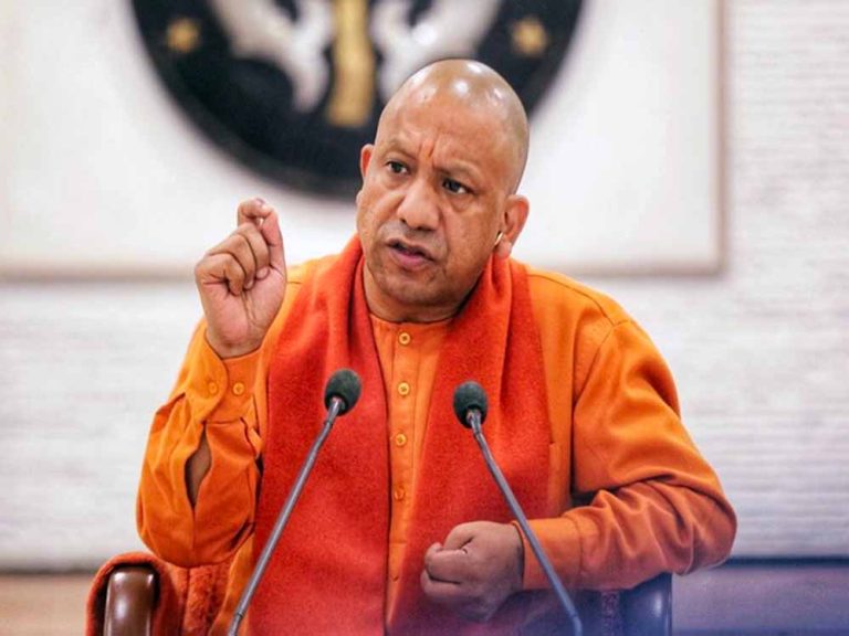 चुनौतियों के बीच तकनीक बनी सहारा, आम उत्पादकों की सराहना करते नजर आए CM योगी