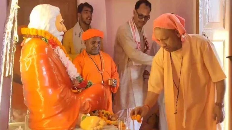 गुरु पूर्णिमा पर सीएम योगी ने किया महायोगी गोरखनाथ का पूजन, अनुष्ठानिक कार्यक्रम में हुए शामिल