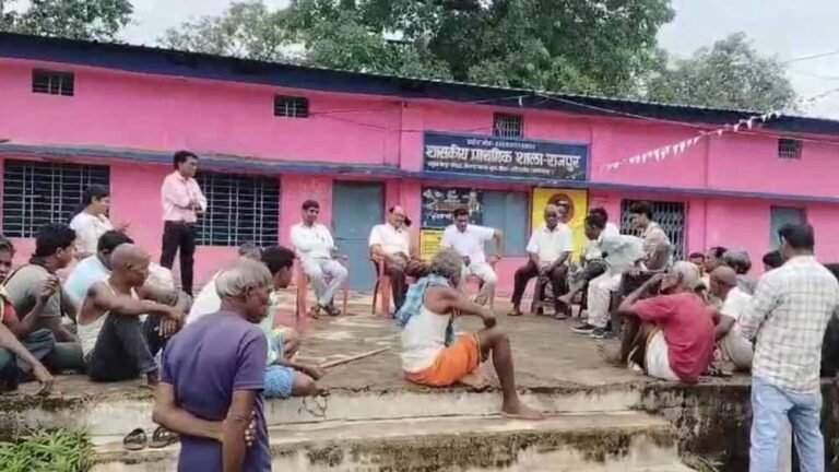 अध्यापिका की लगातार गैरहाजिरी से नाराज ग्रामीण, स्कूल बंद कर किया प्रदर्शन