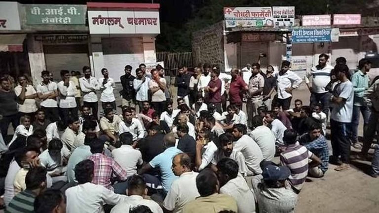 हादसे के बाद अस्पताल की लापरवाही से बवाल, समाज ने देर रात किया हंगामा