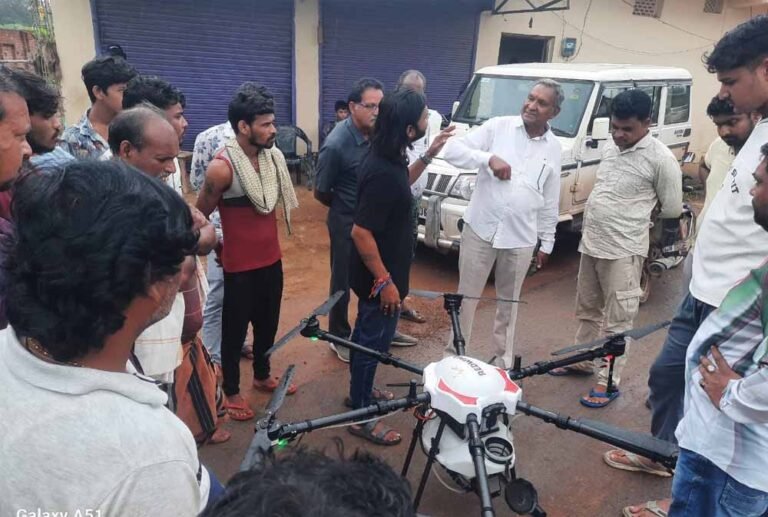 खेती में आधुनिक तकनीक: ड्रोन से हो रहा नैनो यूरिया का छिड़काव