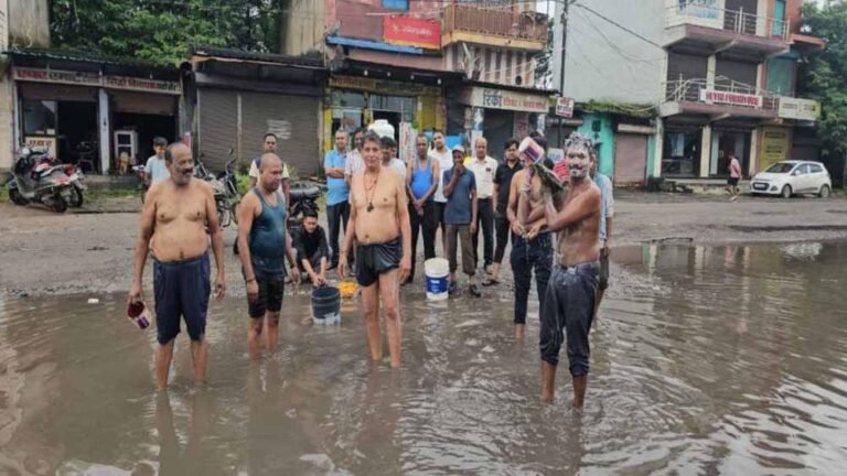 सड़कों की बदहाली पर अनोखा प्रदर्शन : व्यापारियों ने गड्ढों में नहाकर किया विरोध