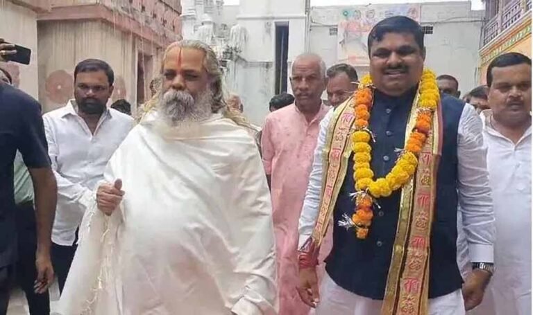 गजेंद्र यादव बने नए शिक्षा मंत्री, दूधाधारी मंदिर में टेका माथा, महंत से मिले आशीर्वाद