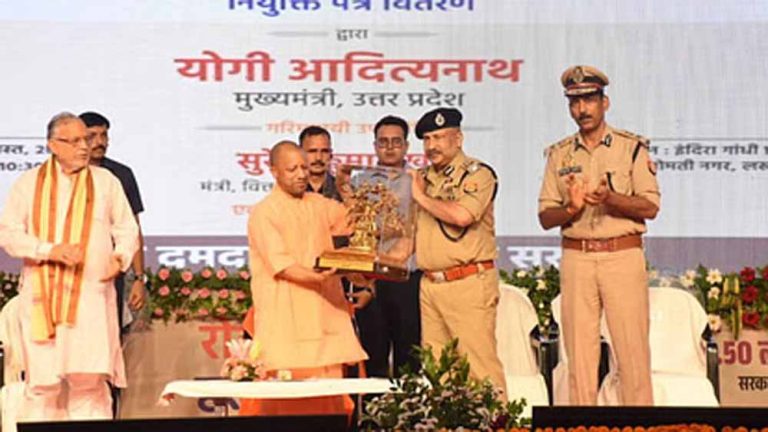 सीएम योगी का ऐलान: पुलिस विभाग में फिर होंगी 30 हजार भर्तियाँ, चयनितों को सौंपे नियुक्ति पत्र