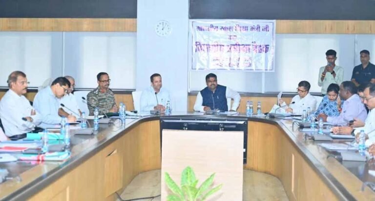 अधिकारियों संग बैठक में शिक्षा मंत्री गजेन्द्र यादव ने दिए सख्त निर्देश